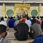 Anwar Hafid Didaulat Khatib Jum’at di Masjid Nurul Iman Desa Ginunggung Tolitoli