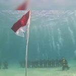 Ditpolairud Polda Sultra bersama Komunitas Scuba Diving Kibarkan Bendera Merah Putih di Bawah Laut