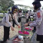 Peringati Hari Jadi ke-76, Polwan Polda Sultra Ziarah di TMP Watubangga