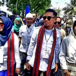 Ribuan Massa Dampingi Pasangan Farin-Khairatun Daftar ke KPU Lombok Barat