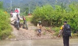Petugas PAM TPS di Buol, Seberangi Sungai Kokobuka Kawal Kotak Suara Ke Titik Lokasi