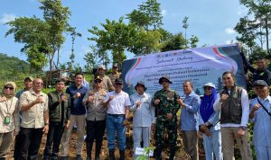 Pj. Bupati Takalar Bersama Forkopimda Menghadiri Gerakan Menanam Pohon di Desa Kale Ko’mara