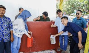 Calon Bupati Takalar Daeng Manye Salurkan Bantuan Air Bersih untuk Masyarakat Cikoang