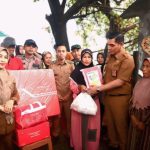 Pj Bupati Takalar Serahkan Bantuan Korban Abrasi Pantai di Desa Aeng Batu-Batu Galut