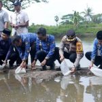 Perkuat Ketahanan Pangan, Pj. Bupati Bersama Forkopimda Takalar Sebar Benih Ikan Bandeng