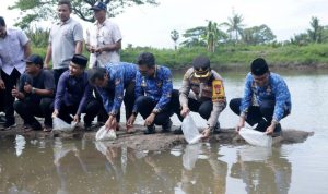Perkuat Ketahanan Pangan, Pj. Bupati Bersama Forkopimda Takalar Sebar Benih Ikan Bandeng