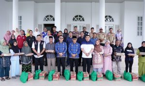 Peduli Korban Banjir Di Takalar, Pj. Bupati Dampingi Pj. Gubernur Sulsel Serahkan Bantuan