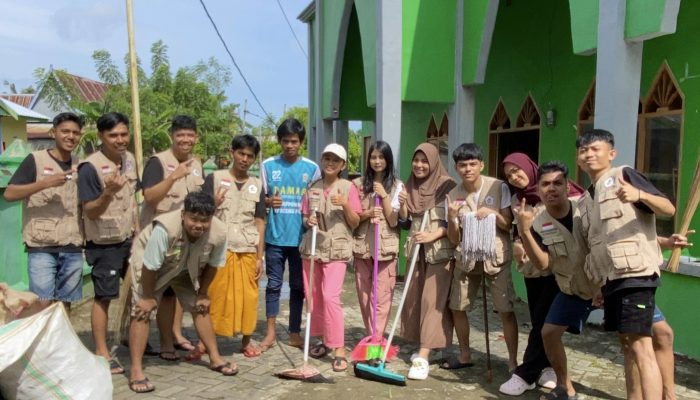 Aksi Bersih Masjid Oleh Mahasiswa PKL Komunitas STIK MAKASSAR Tuai Pujian Masyarakat