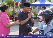 Polres Lombok Timur Bagikan Ratusan Paket Takjil di Jalan Protokol Kota Selong