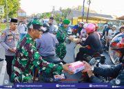 Semangat Kebersamaan di Bulan Ramadhan, TNI-Polri Takalar Gelar Aksi Berbagi Takjil untuk Masyarakat