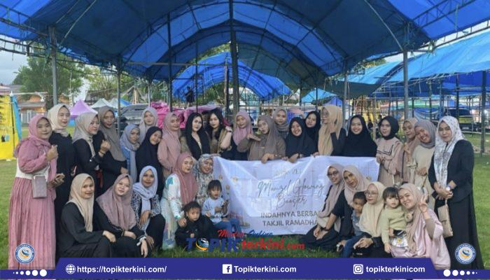 Indahnya Ramadhan, Tim Momzel Glowing Booster Bagikan Ratusan Takjil ke Pengguna Jalan