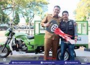 Kepala Pasar Banyorang Terima Bantuan Angkutan Sampah