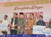 Wabup dan Sekda Lombok Timur Serahkan Santunan Kematian di Launching Koperasi Merah Putih