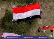 Unik dan Spektakuler! Pemuda Sulteng Kibarkan Merah Putih dengan Paralayang di Bukit Salena