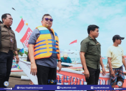 Bupati Takalar Bagikan Bendera Merah Putih Sekaligus Lepas Pawai Perahu