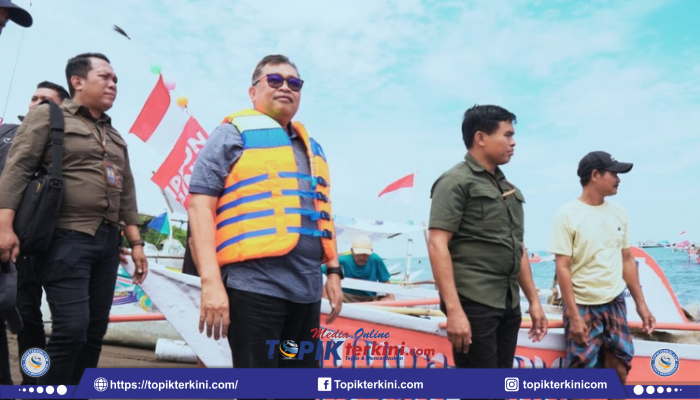 Bupati Takalar Bagikan Bendera Merah Putih Sekaligus Lepas Pawai Perahu