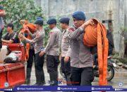BRIMOB, BNPB, DAN POLSEK PRINGGABAYA EVAKUASI DAn BERSIHKAN RUMAH WARGA TERDAMPAK BANJIR DI SERUNI MUMBUL