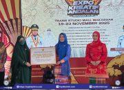 Ketua Dekranasda Jeneponto Salmawati Paris Terima Alat Tenun Bukan Mesin dari Pemprov Sulsel 