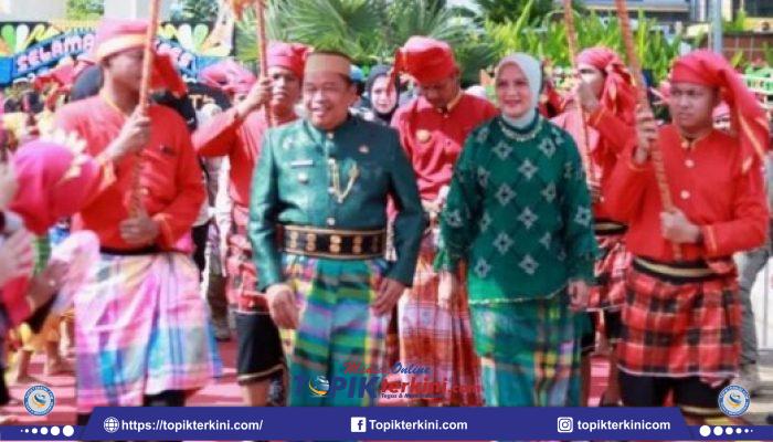 Curi Perhatian Pengunjung, Bupati Takalar Tampil Memukau dengan Pakaian Adat Hijau di HUT ke-705 Gowa