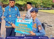 Hut Korpri ke-54, Bupati Lombok Timur Haerul Warisin Berikan Anggota Damkar Bantuan Kaki Palsu