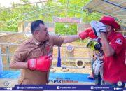Komitmen Majukan Dunia Tinju Takalar, Bupati Daeng Manye Serahkan Bantuan Ring ke Sasana Wayan S. Natha