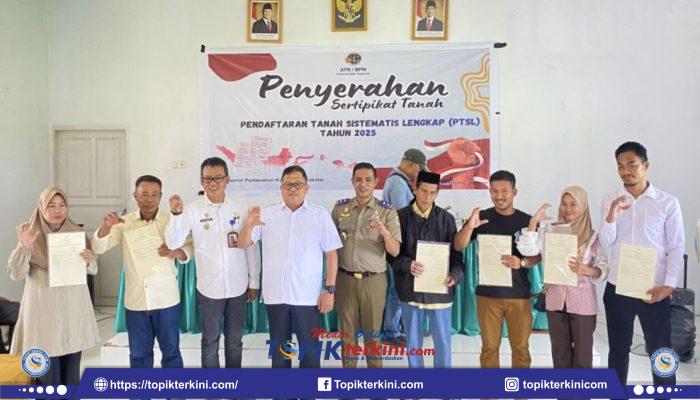 Bupati Takalar Serahkan 401 Sertifikat PTSL kepada Masyarakat Galesong Selatan