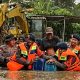 Banjir di Sejumlah Titik Kota Kendari, Personel Brimob Polda Sultra Evakuasi Warga