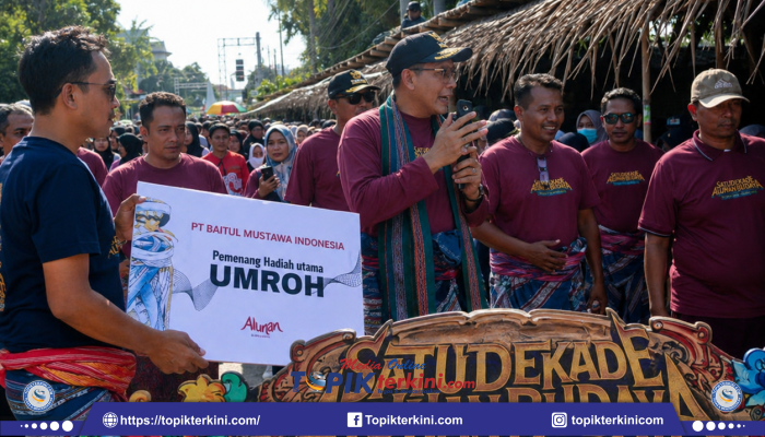 Didampingi Tokoh Masyarakat Iwan Setian, Wabup Edwin Serahkan Undian Umrah kepada Warga