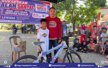 Wabup Hengky Yasin Serahkan Hadiah Utama, Doorprize HUT ke-7 Seputar Takalar Disambut Riuh Warga