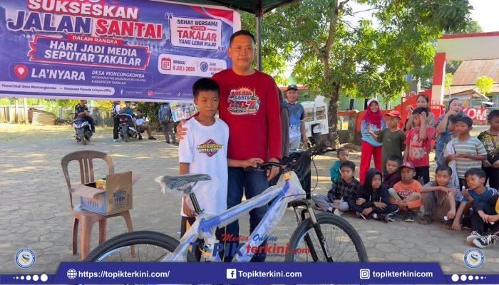 Wabup Hengky Yasin Serahkan Hadiah Utama, Doorprize HUT ke-7 Seputar Takalar Disambut Riuh Warga