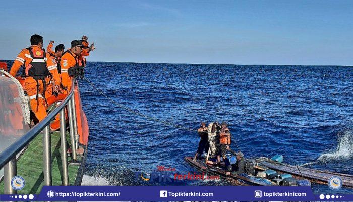 Kapal KM Adi Jaya Tenggelam di Perairan Buton, Tiga Korban Berhasil Dievakuasi Selamat Setelah Terombang-ambing di Laut