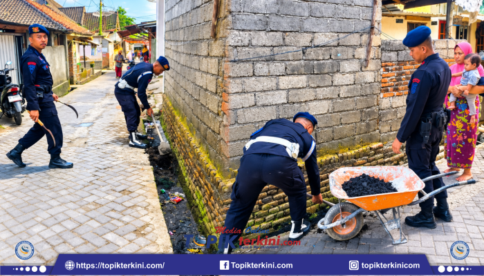 Brimob Kompi 3 Yon B Lotim Bersama Warga Bersihkan Masjid dan Lingkungan di Desa Songak