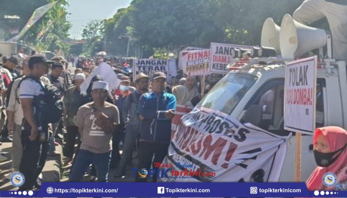 Non-Pebisnis Diam di Rumah, Antrean BBM Masih Terjadi, Malah Ratusan Pendukung Bupati Iron Keluar Demo