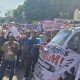 Non-Pebisnis Diam di Rumah, Antrean BBM Masih Terjadi, Malah Ratusan Pendukung Bupati Iron Keluar Demo