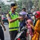 Kapolda Sultra Turun ke Jalan, Atur Lalu Lintas dan Bagikan Helm Gratis kepada Pengendara