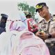 Bagikan Helm Gratis kepada Pengendara, Kapolresta Kendari Turun ke Jalan Atur Lalu Lintas